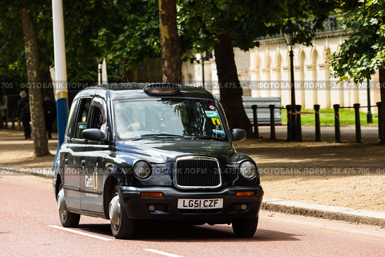 Legendary London taxi cab on the streets of London (2017 год). Редакционное фото, фотограф Ирина Мойсеева / Фотобанк Лори