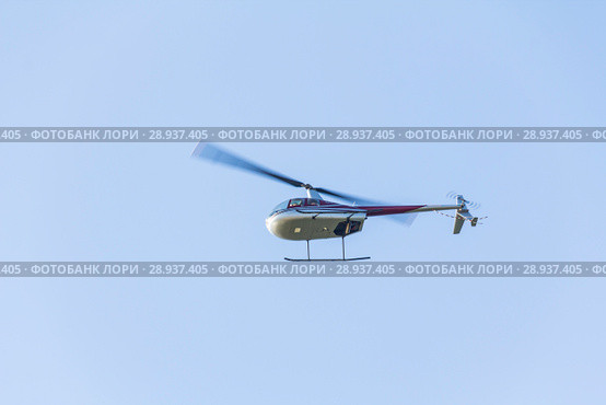 Лёгкий многоцелевой четырёхместный коммерческий вертолёт Robinson R44 в небе (2018 год). Редакционное фото, фотограф Дудакова / Фотобанк Лори
