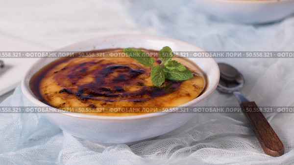Leite creme, portuguese desert similar to creme brulee, cream brulee and burnt cream. Стоковое фото, агентство Ingram Publishing / Фотобанк Лори