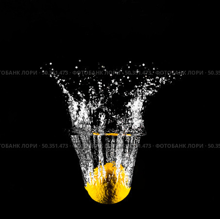 lemon plunging into water. Стоковое фото, агентство Ingram Publishing / Фотобанк Лори