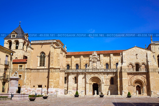 Leon San Isidoro church by the way of saint James at Castilla Spain. Стоковое фото, агентство Ingram Publishing / Фотобанк Лори