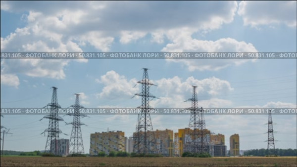 ЛЭП в поле на фоне плывущих облаков. Таймлапс. Стоковое видео, видеограф Алексей Букреев / Фотобанк Лори