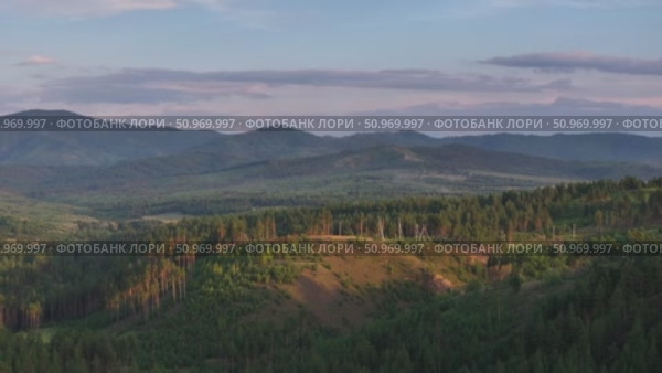 Лес в горах на закате. Стоковое видео, видеограф Степан Столбовский / Фотобанк Лори