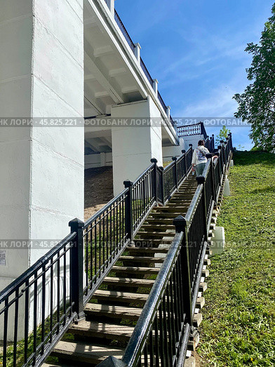 Лестница с Флотского спуска на Волжскую набережную Ярославля (2024 год). Стоковое фото, фотограф Владимир Шипикин / Фотобанк Лори