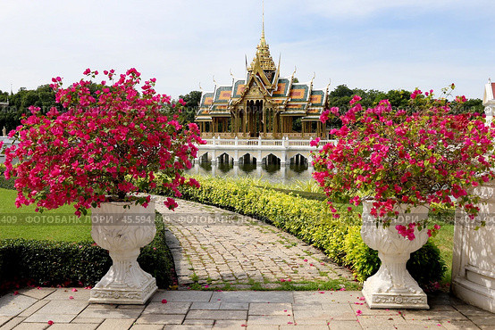 Летний королевский дворец в Аютхае, древней столице Таиланда. Bang Pa In Palace in Ayutthaya. Стоковое фото, фотограф Римма Тельнова / Фотобанк Лори
