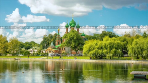Летний таймлапс Останкино — церковь Троицы Живоначальной и пруд в солнечную погоду (2020 год). Стоковое видео, видеограф Елена Бекташ / Фотобанк Лори