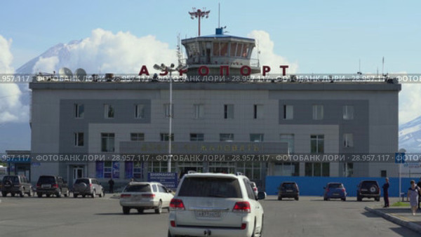 Летний вид на аэровокзал аэропорта Петропавловск-Камчатский (аэропорт Елизово) (2018 год). Редакционное видео, видеограф А. А. Пирагис / Фотобанк Лори
