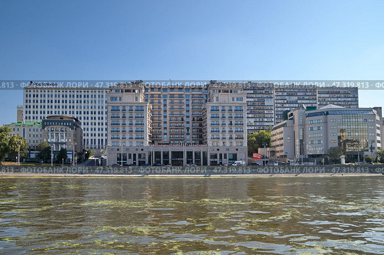 Летний вид на Котельническую набережную в Москве, Россия (2024 год). Редакционное фото, фотограф Елена Коромыслова / Фотобанк Лори