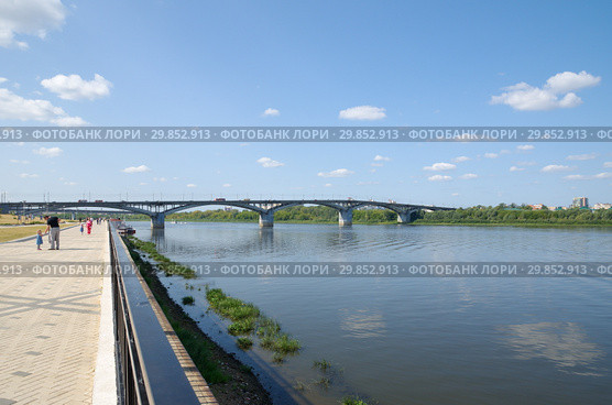 Летний вид на Нижневолжскую набережную, реку Оку и метромост в Нижнем Новгороде, Россия (2018 год). Редакционное фото, фотограф Елена Коромыслова / Фотобанк Лори