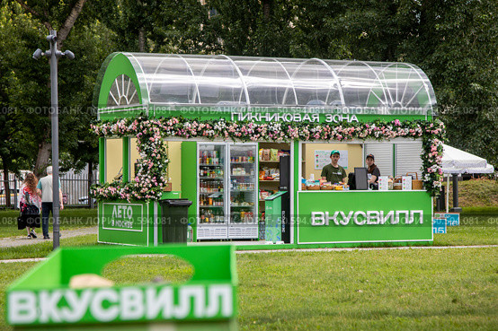 Летняя продовольственная лавка компании Вкусвилл в парке Музеон города Москвы, Россия. Редакционное фото, фотограф Николай Винокуров / Фотобанк Лори