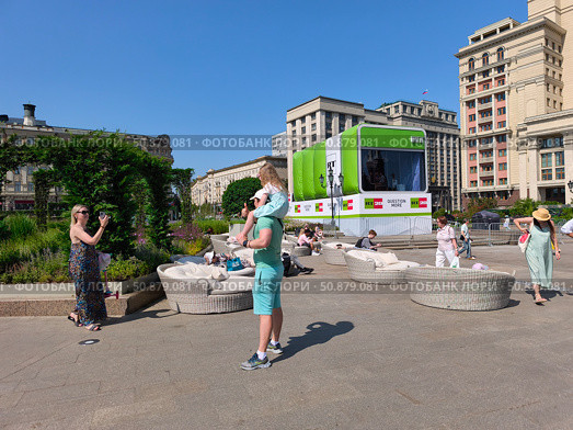 Летняя прогулка на Манежной площади в Москве. Редакционное фото, фотограф Мария Сергеева / Фотобанк Лори