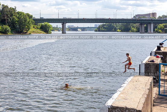 Лето в городе. Мальчишки прыгают в воду с пристани. Химки, канал им. Москвы. (2014 год). Редакционное фото, фотограф Лариса Гордеева / Фотобанк Лори