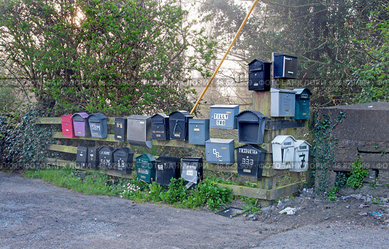 Letter boxes on Grand Canal, Ireland. Редакционное фото, фотограф Татьяна Кахилл / Фотобанк Лори