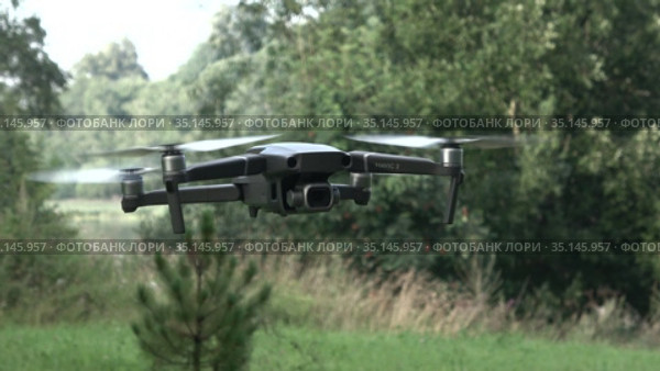 Летящий квадрокоптер DJI Mavic 2 Pro крупным планом (2020 год). Редакционное видео, видеограф Виктор Карасев / Фотобанк Лори