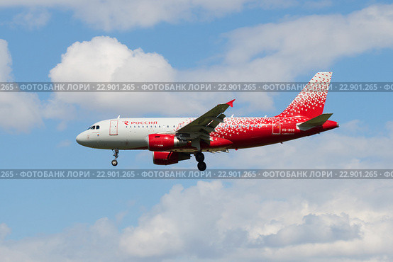 Летящий самолет Airbus A319-112 (VQ-BCO) авиакомпании "Россия" в новой ливрее (2016 год). Редакционное фото, фотограф Виктор Карасев / Фотобанк Лори