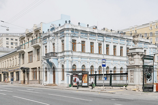 Левый флигель усадьбы Орлова-Денисова. ( Усадьба Ростопчина). Город Москва, Красносельский район, улица Большая Лубянка, дом 14 с.2. офисное здание (2015 год). Редакционное фото, фотограф stargal / Фотобанк Лори