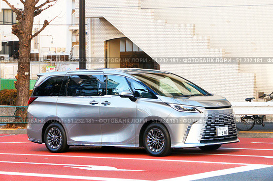 Lexus LM500h. Редакционное фото, фотограф Art Konovalov / Фотобанк Лори