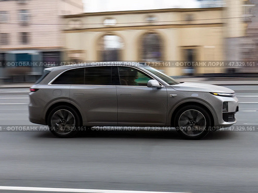 Li Auto LiXiang L7 gray, moving along a highway in city. Редакционное фото, фотограф Константин Григорьев / Фотобанк Лори