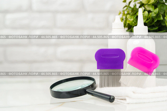 Lice treatment product next to a nit comb and magnifying glass. Стоковое фото, фотограф Сергей Толмачёв / Фотобанк Лори