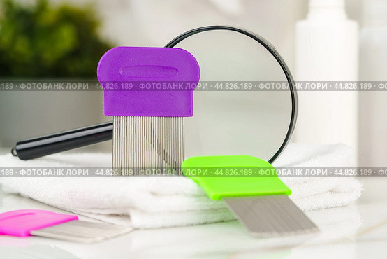 Lice treatment product next to a nit comb and magnifying glass. Стоковое фото, фотограф Сергей Толмачёв / Фотобанк Лори