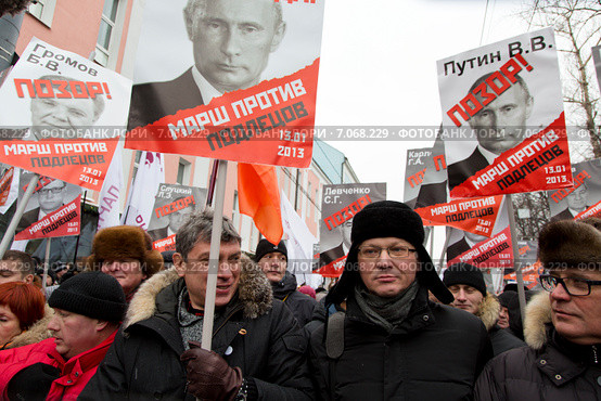 Лидер движения "Солидарность" Борис Немцов держит портрет Владимира Путина во время многотысячного шествия оппозиции по Бульварному кольцу, город Москва, Россия (2013 год). Редакционное фото, фотограф Николай Винокуров / Фотобанк Лори