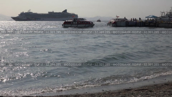 Life boats of luxury cruise liner Norwegian Jewel transportation travelers and tourists from ship and forth in Petropavlovsk-Kamchatsky Sea Port (2018 год). Редакционное видео, видеограф А. А. Пирагис / Фотобанк Лори