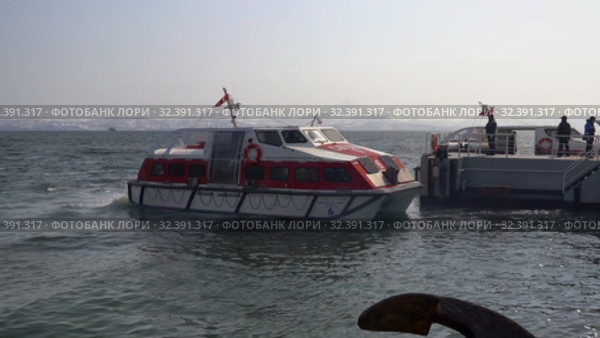 Life boats of luxury cruise liner Norwegian Jewel transportation travelers and tourists from ship and forth in Petropavlovsk-Kamchatsky Sea Port (2018 год). Редакционное видео, видеограф А. А. Пирагис / Фотобанк Лори
