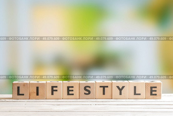 Lifestyle sign with cubes on a wooden table. Стоковое фото, агентство Ingram Publishing / Фотобанк Лори