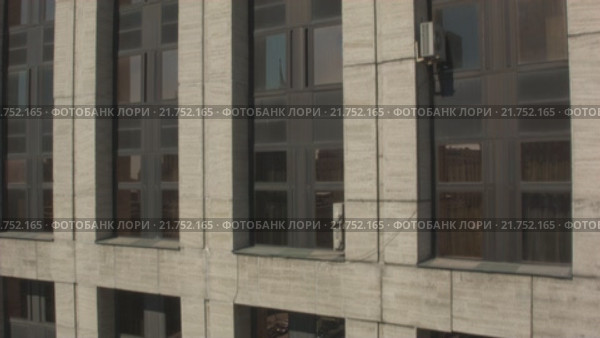"Лифт" вверх вдоль фасада офисного здания на проспекте Сахарова с выходом на панораму Москвы. RAW. Редакционное видео, видеограф Евгений Ковалев / Фотобанк Лори