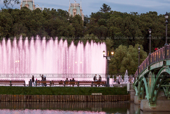 Light and music fountain on a summer evening. Natural Museum-reserve "Tsaritsyno". Colorful fountain in Tsaritsyno Park at night. (2023 год). Редакционное фото, фотограф Photojuli / Фотобанк Лори