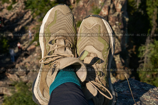 Lightweight hiking boots in green-brown on the feet. Стоковое фото, фотограф Екатерина Якименко / Фотобанк Лори
