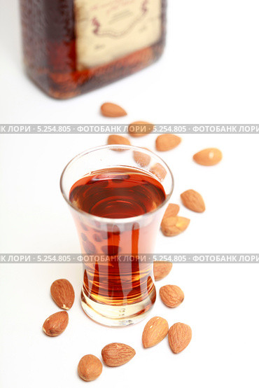 Ликер. Amaretto. Стоковое фото, фотограф Яна Королёва / Фотобанк Лори