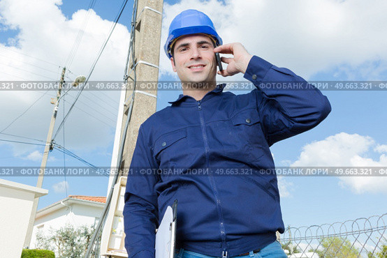 lineman talking on the cellular phone. Стоковое фото, агентство Ingram Publishing / Фотобанк Лори