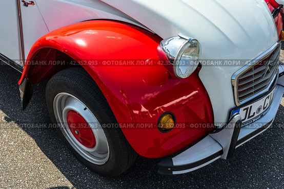 LINTHE, GERMANY - MAY 27, 2023: The fragment of economy car Citroen 2CV. Die Oldtimer Show 2023. Редакционное фото, фотограф Sergey Kohl / Фотобанк Лори