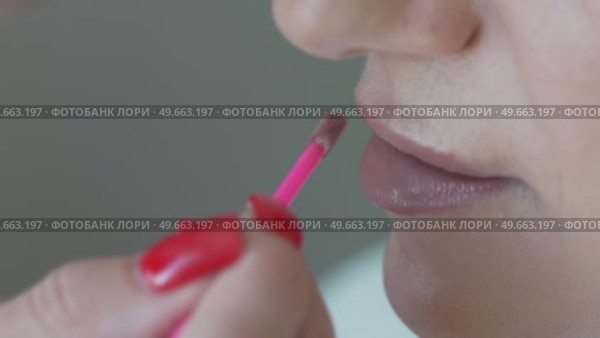 Lipstick Makeup Woman: Pink lip liner applying on lips indoors for cosmetic enhancement today. Стоковое видео, видеограф svetograph / Фотобанк Лори