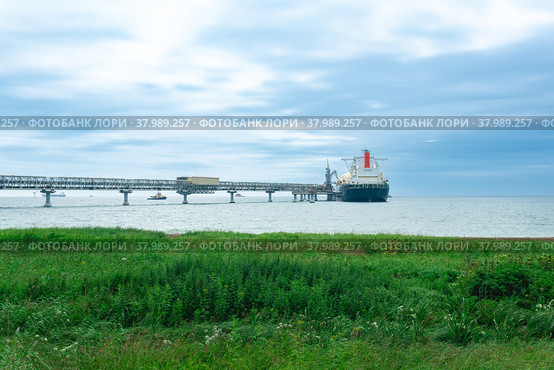 Liquefied natural gas carrier tanker during loading at an LNG offshore terminal. Стоковое фото, фотограф Евгений Харитонов / Фотобанк Лори