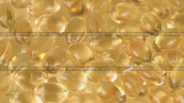 Liquid Omega-3 in yellow transparent capsules, rotating close up. nutritional supplements and vitamins. pharmaceutical industry. the concept of medicine. Стоковое видео, видеограф ЛУНИНА ВЕРОНИКА / Фотобанк Лори