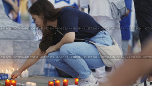 Lisbon, Portugal, October 10, 2023, People light candles at the memorial to the fallen Israelis in October 2023. Редакционное видео, видеограф Константин Шишкин / Фотобанк Лори