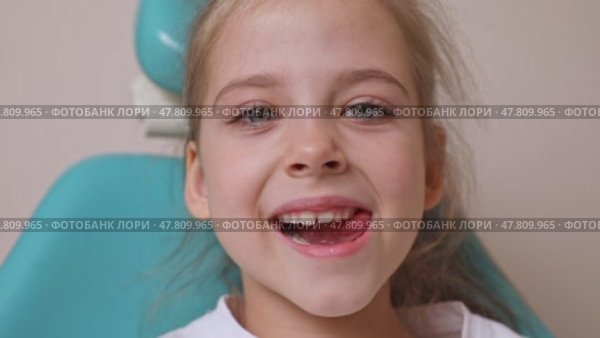 Little girl performs articulation exercises for mouth, concept of speech disorders, correction. Dentist, doctor examines oral cavity of small patient, length of frenum of the tongue. Motion footage. Стоковое видео, видеограф Ирина Михайличенко / Фотобанк Лори
