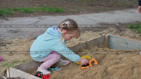 Little girl playing with toy cars in sandbox. Редакционное видео, видеограф Сергей Старуш / Фотобанк Лори