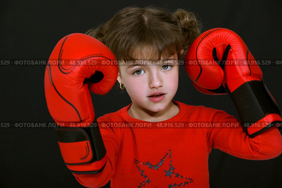 Little girl wearing boxing gloves. Стоковое фото, агентство Ingram Publishing / Фотобанк Лори