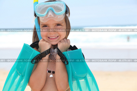 little girl with flippers, mask and snorkel. Стоковое фото, агентство Ingram Publishing / Фотобанк Лори
