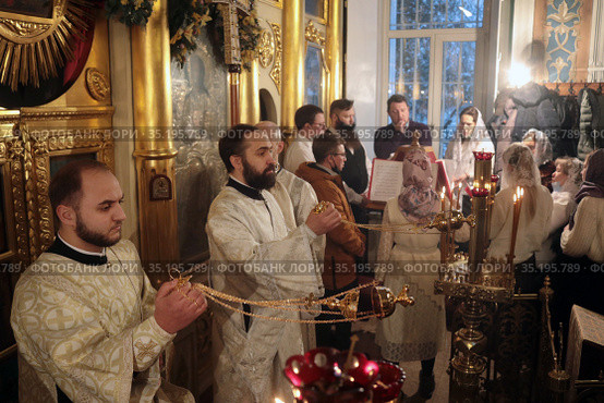 Литургия в Успенском храме села Жилино Люберецкого района (2021 год). Редакционное фото, фотограф Дмитрий Неумоин / Фотобанк Лори