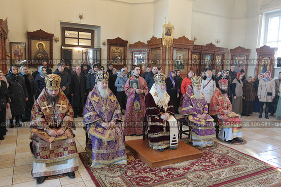 Литургия в Великий четверг в Бобреневом монастыре Коломны (2018 год). Редакционное фото, фотограф Дмитрий Неумоин / Фотобанк Лори