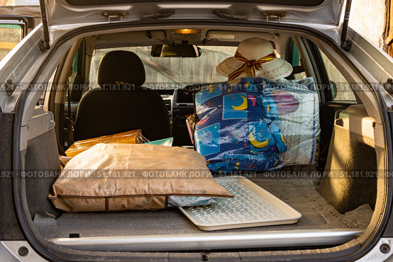 Loading a car with things. Стоковое фото, фотограф Дмитрий Коростылев / Фотобанк Лори