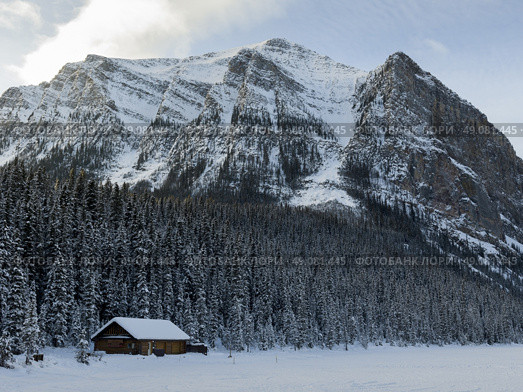 Lodge with mountains in winter snow, Lake Louise, Banff National Park, Alberta, Canada. Стоковое фото, агентство Ingram Publishing / Фотобанк Лори