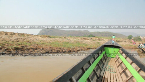 Лодка на озере Инле причаливает к рынку возле пагоды Taung Tho, Мьянма (2012 год). Редакционное видео, видеограф Кирилл Трифонов / Фотобанк Лори
