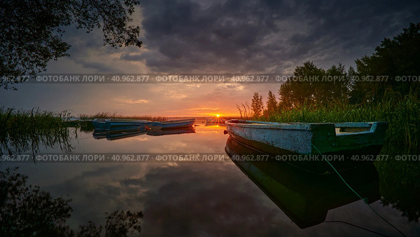 Лодка на воде на фоне заката. Стоковое фото, фотограф Юрий Щукин / Фотобанк Лори