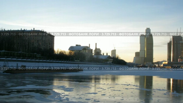 Лодка заканчивает свой курс на Москва-реке и разворачивается (тайм лапс) (2011 год). Редакционное видео, видеограф Losevsky Pavel / Фотобанк Лори