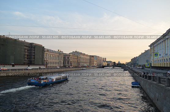 Лодки на реке Фонтанке у моста Ломоносова , Санкт-Петербург. Редакционное фото, фотограф Сергеев Валерий / Фотобанк Лори